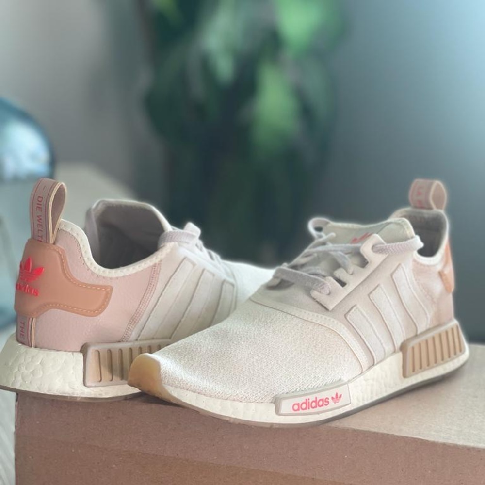 Adidas NMD R1 Cream/white/Light Pink Great Condition worn 3 times